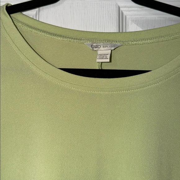 Pale lime Green blouse with lace short sleeve - Picture 3 of 5